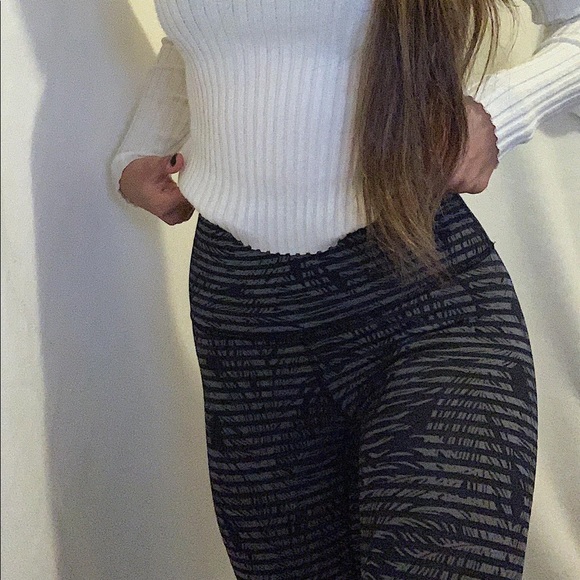 NWOT LULULEMON CAPRI LEGGINGS - Picture 5 of 5